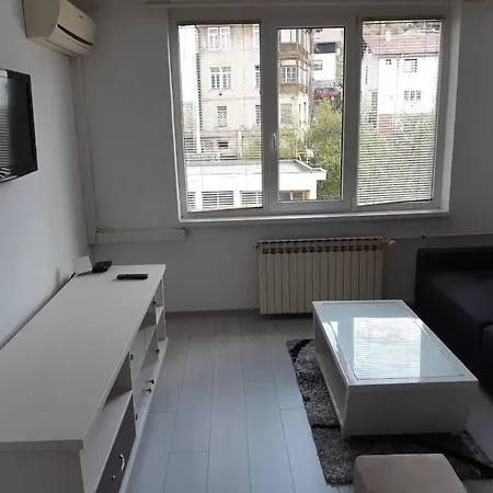 Apartment Centrally Located Studio, Close To Amenities *
